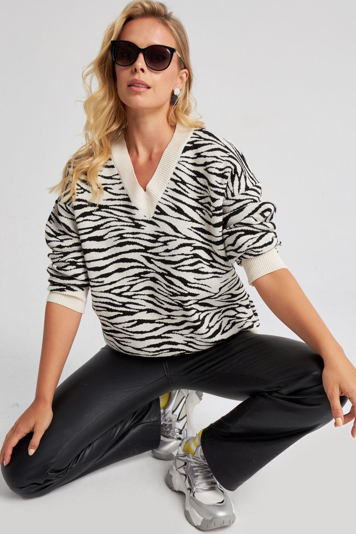 Kadın Beyaz Zebra Desenli Triko Kazak YZ521