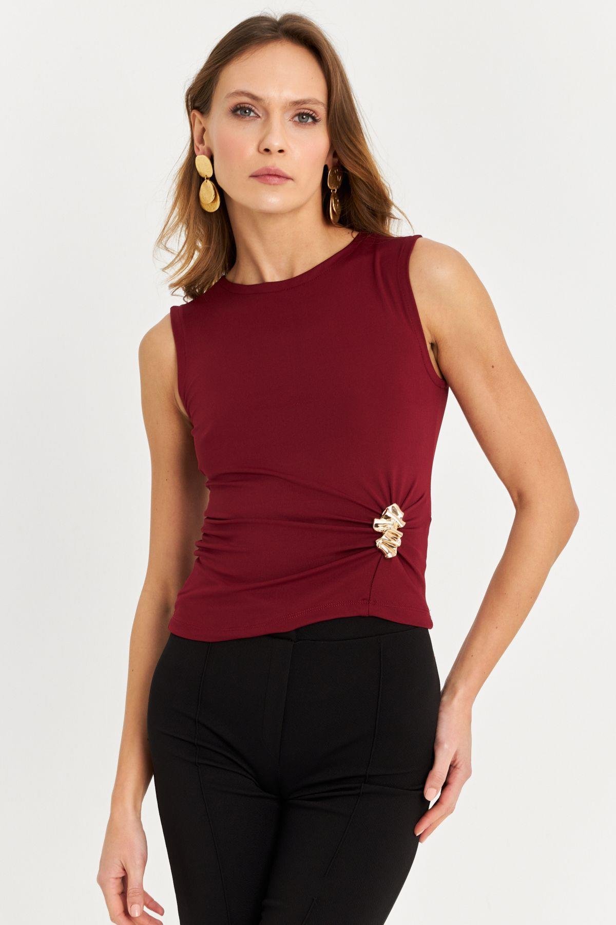 Kadın Bordo Aksesuarlı Büzgülü Bluz MOD2381
