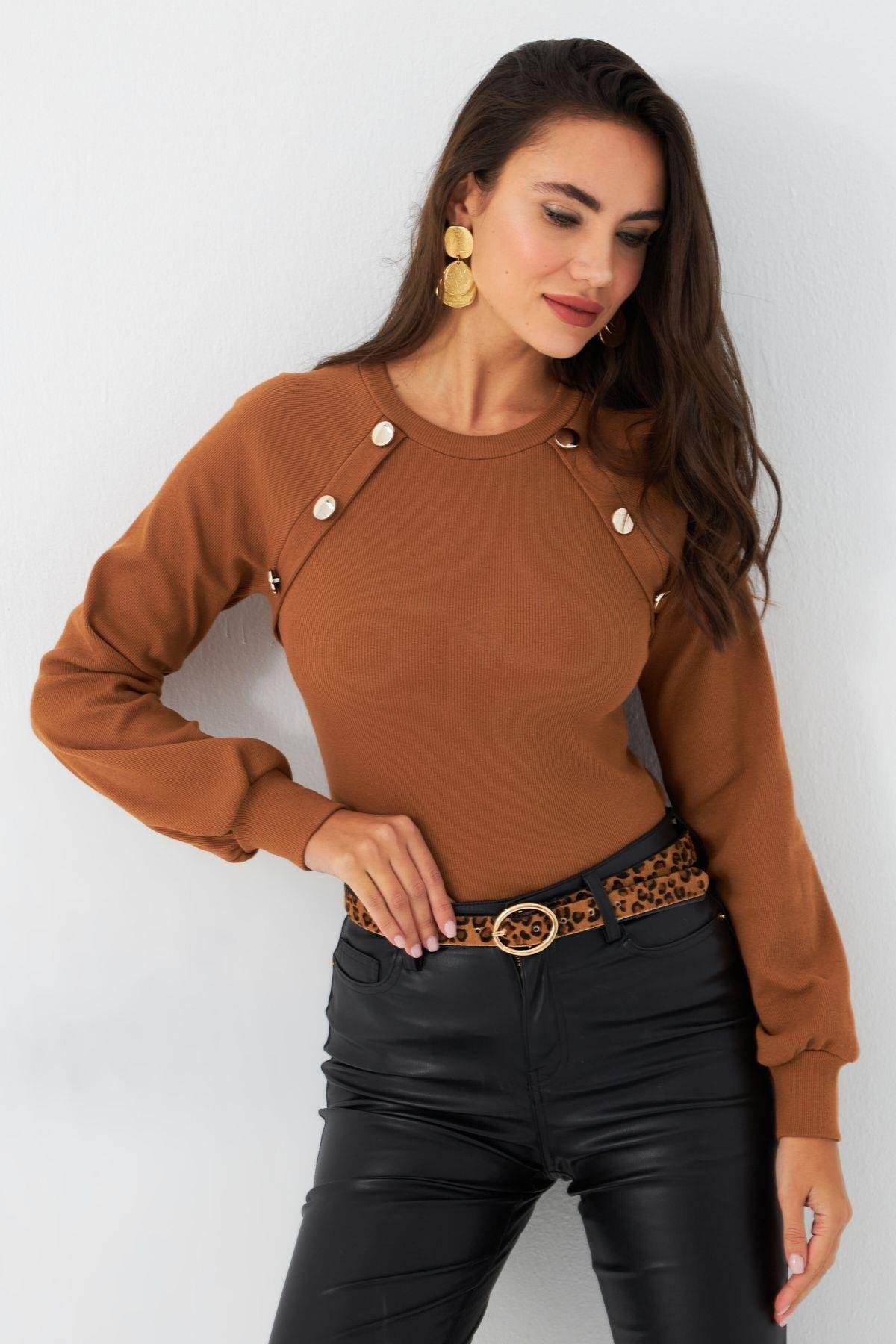 Kadın Camel Düğme Aksesuarlı Kaşkorse Bluz EY2946