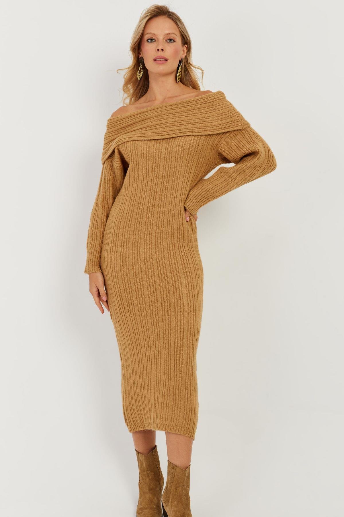 Kadın Camel Madonna Yaka Triko Midi Elbise KZ2503
