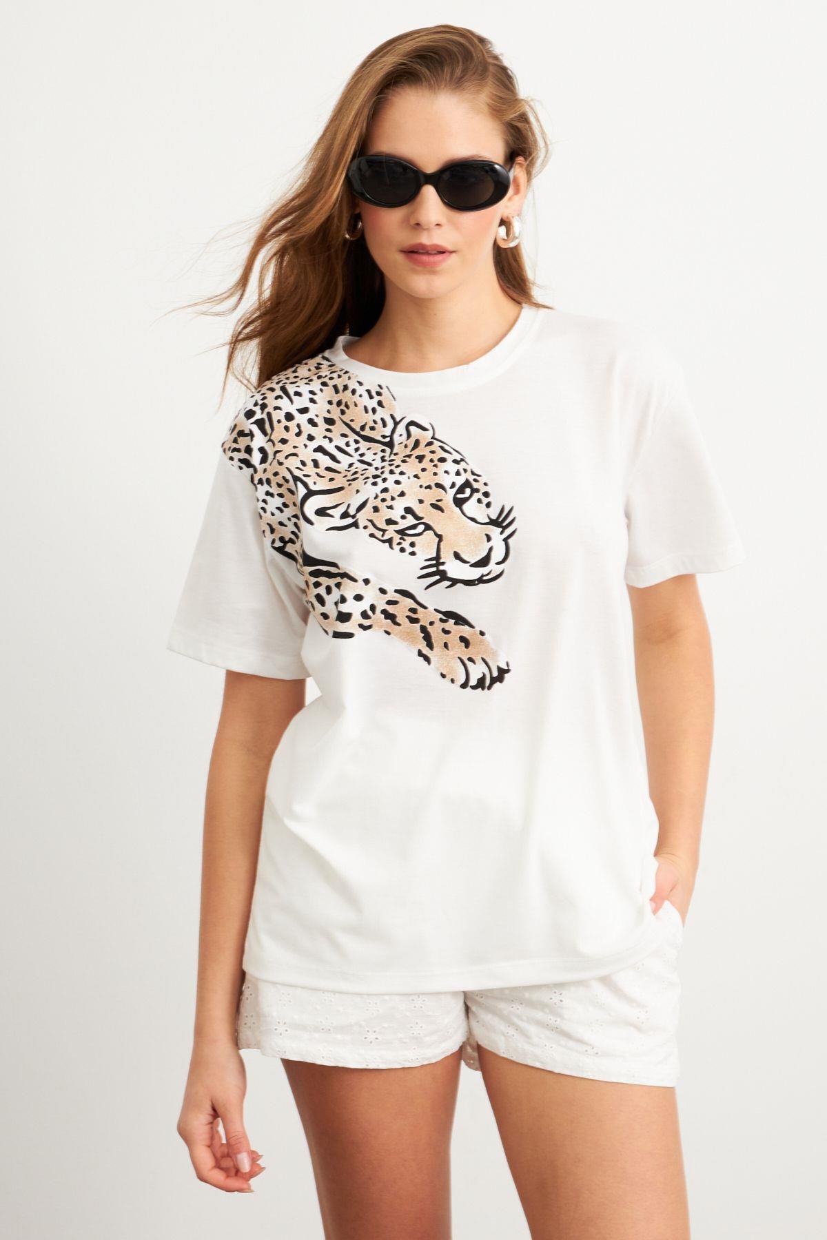 Kadın Ekru Leopar Baskılı T-Shirt FİR2137