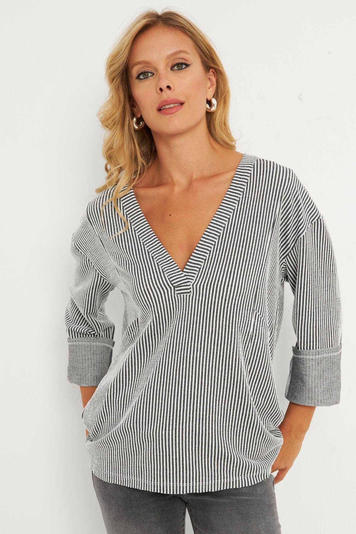 Kadın Gri Çizgili Cepli Sweatshirt TF01
