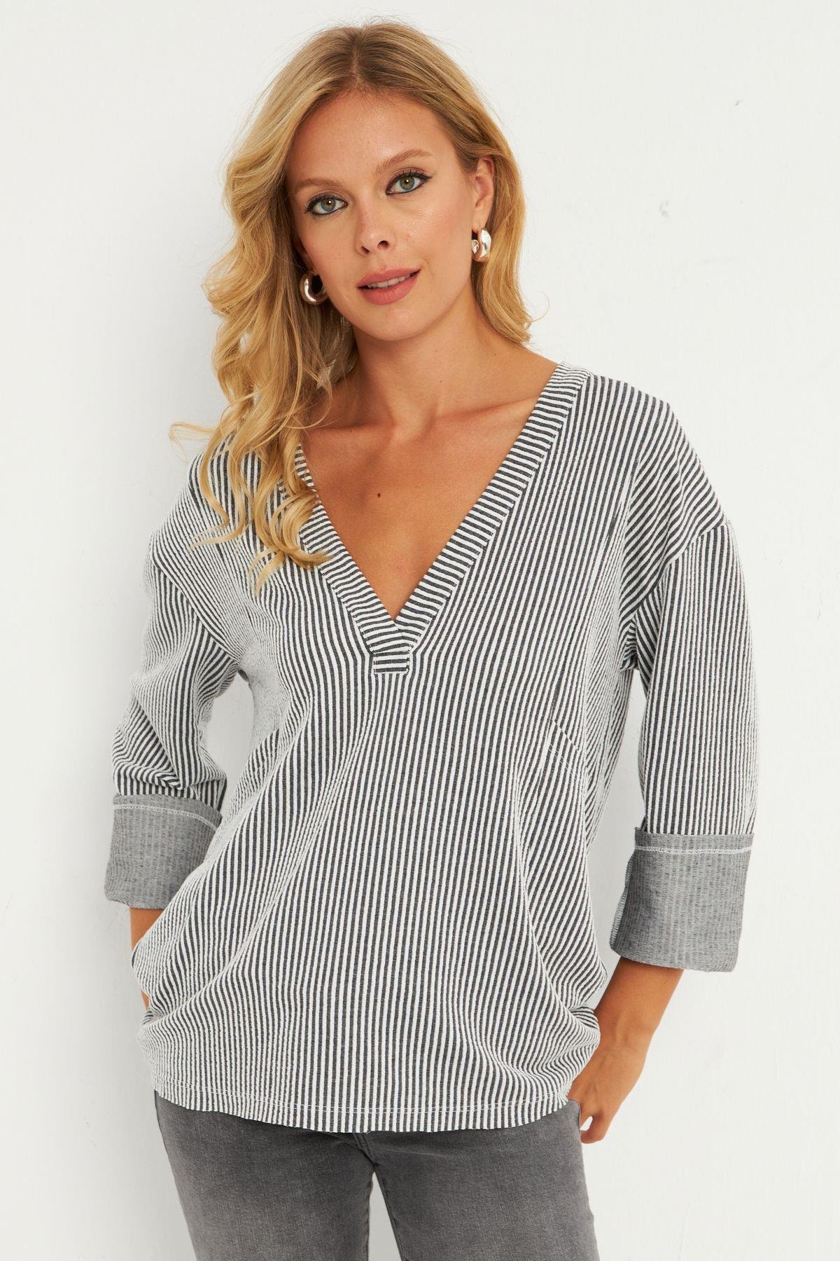 Kadın Gri Çizgili Cepli Sweatshirt TF01