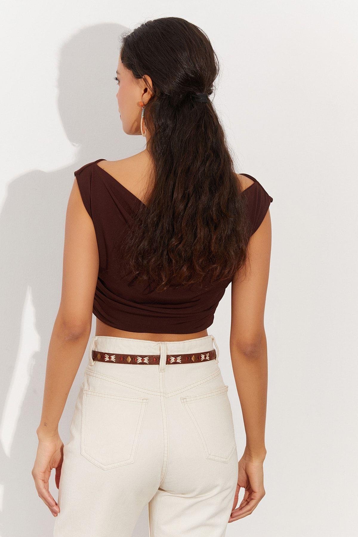 Kadın Kahverengi Degaje Yaka Yanları Büzgülü Crop Bluz B2494