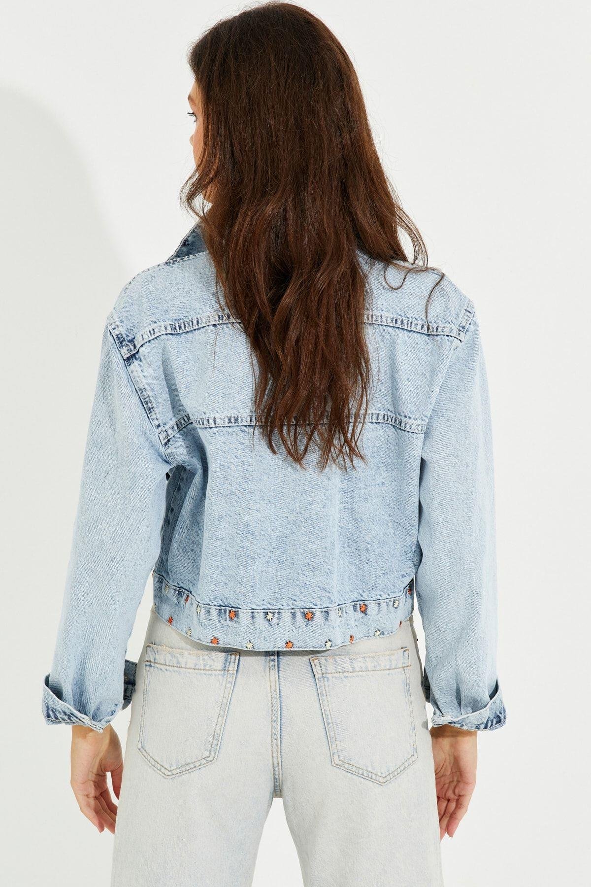 Kadın Mavi Nakışlı Denim Kısa Ceket İS802