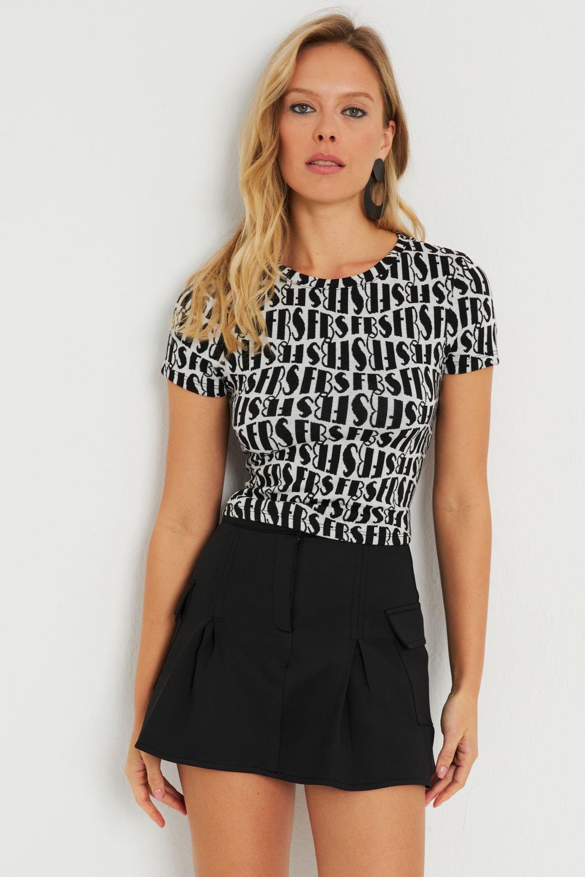Kadın Sırt Dekolteli Crop Bluz Siyah-Beyaz AYD271