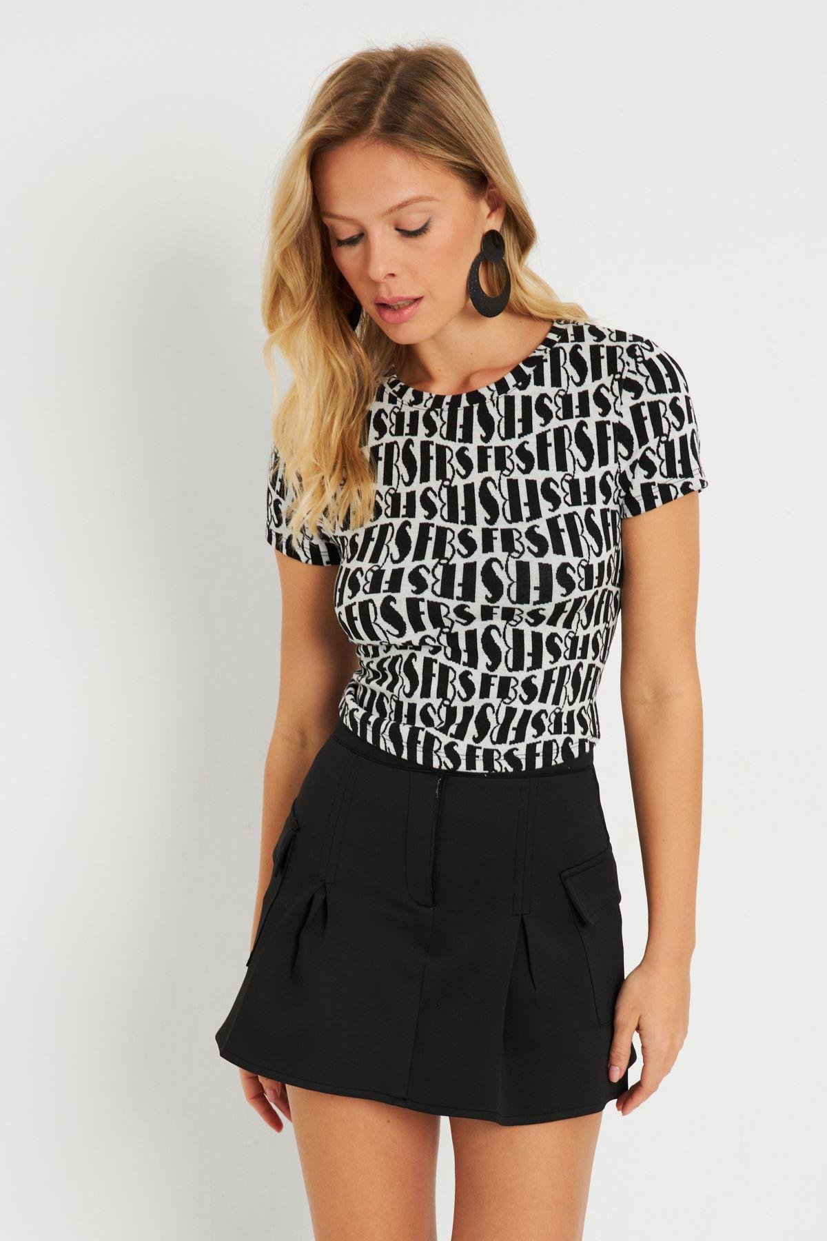 Kadın Sırt Dekolteli Crop Bluz Siyah-Beyaz AYD271