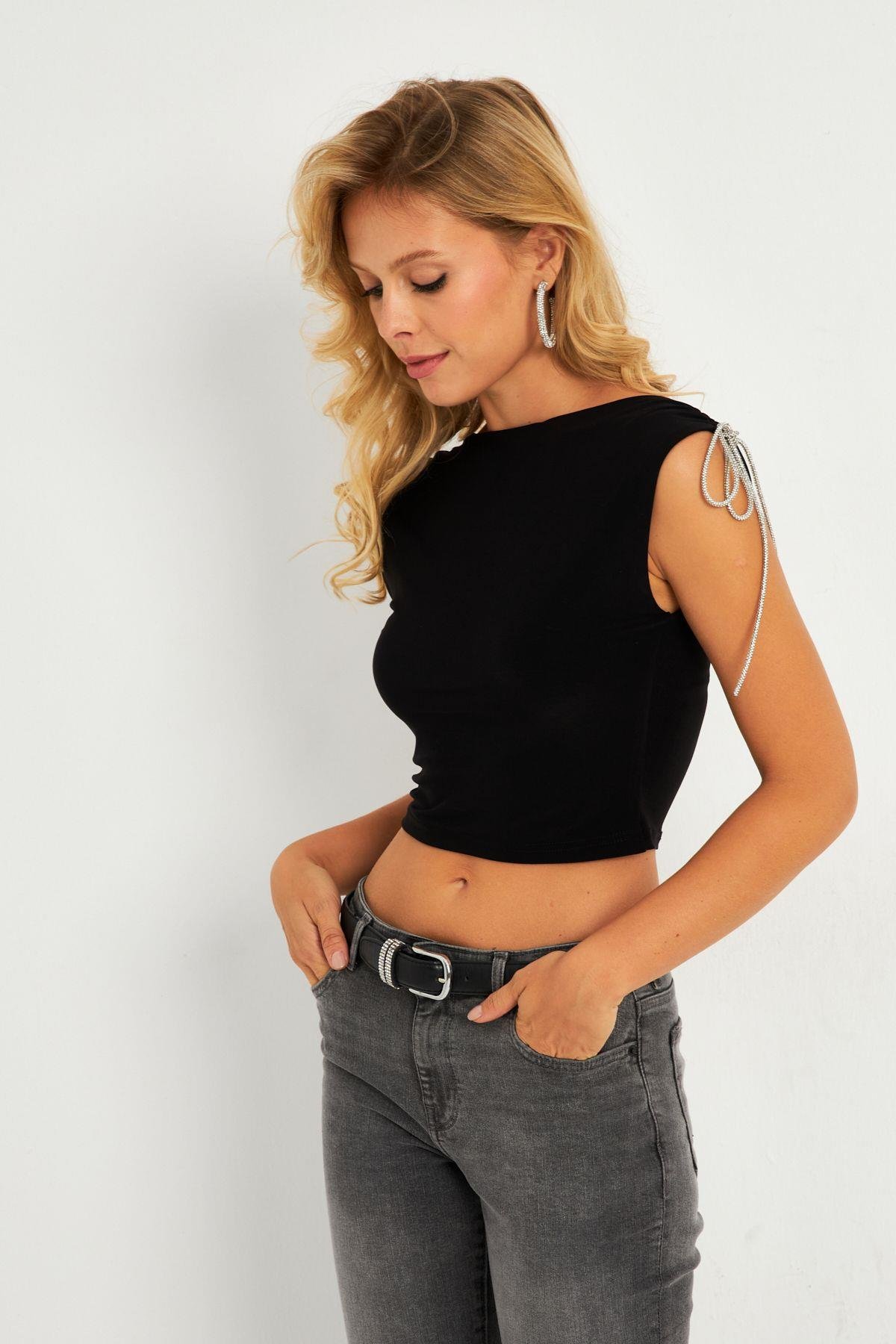Kadın Siyah Aksesuarlı Crop Bluz GÇ186