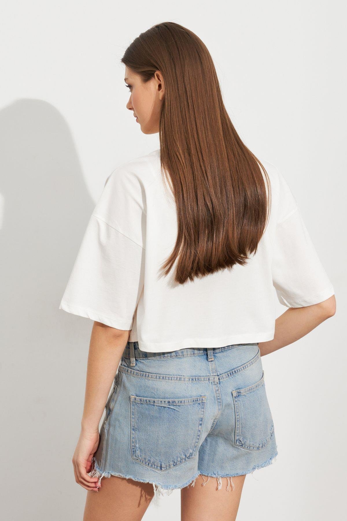 Kadın Siyah Ayıcık Nakışlı Crop T-Shirt ATS8700