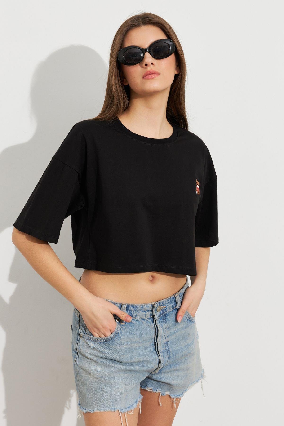 Kadın Siyah Ayıcık Nakışlı Crop T-Shirt ATS8700