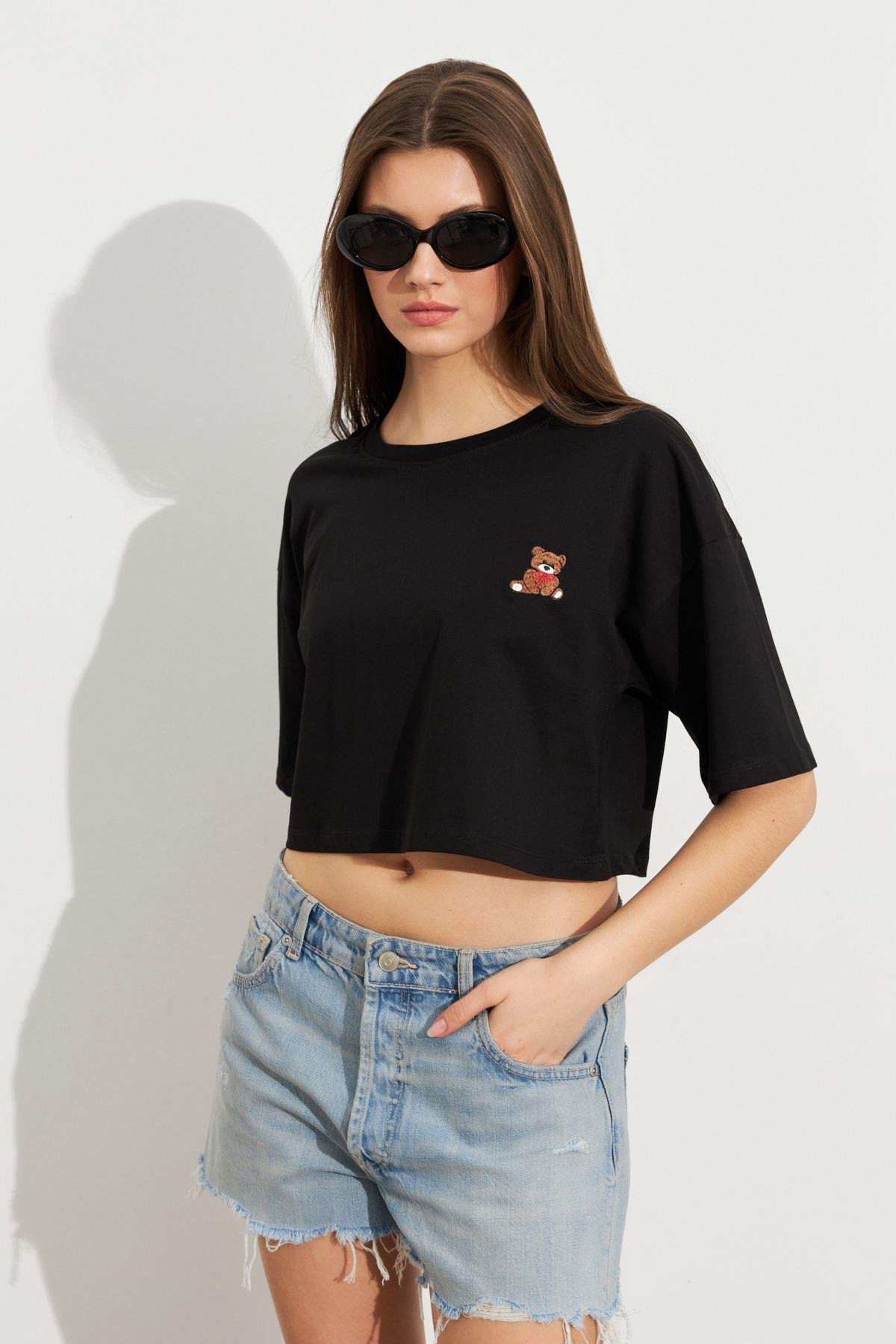Kadın Siyah Ayıcık Nakışlı Crop T-Shirt ATS8700