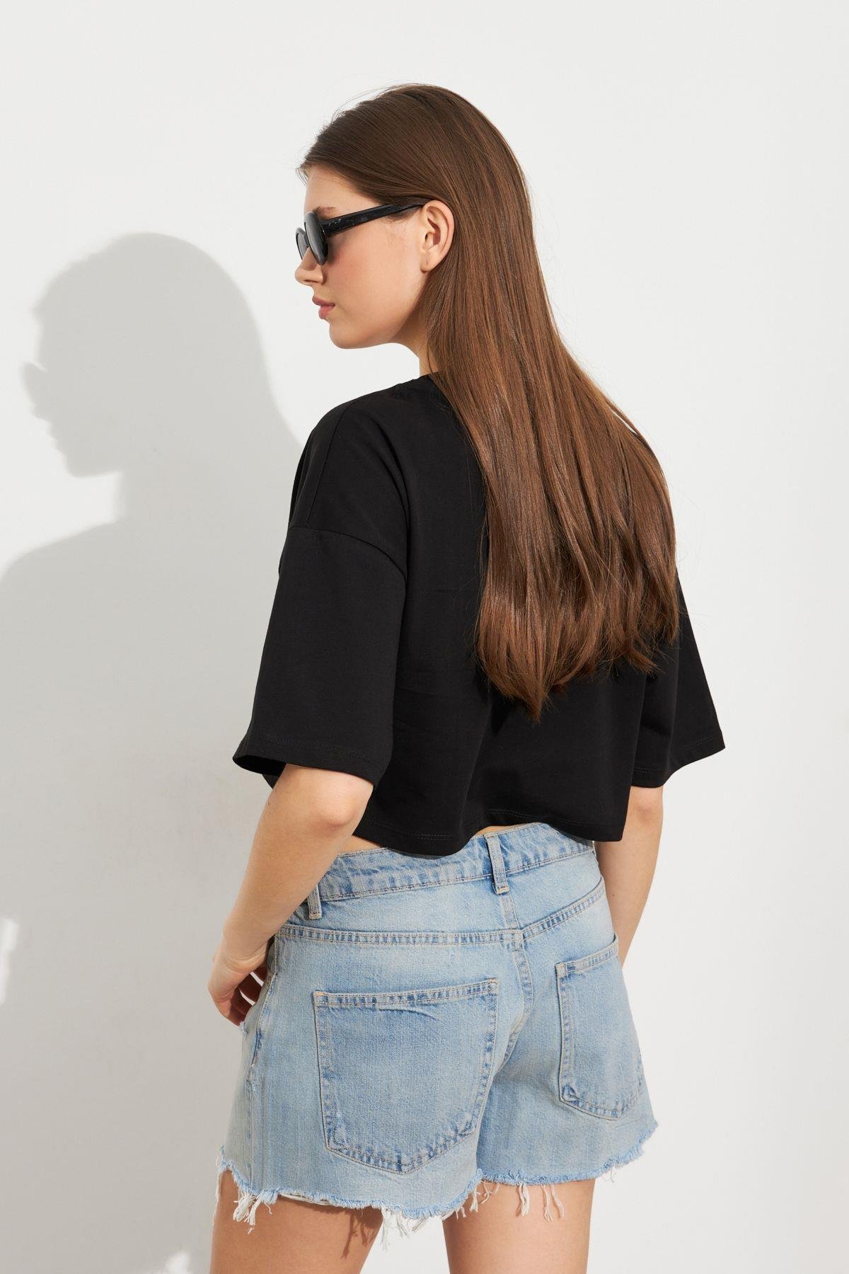 Kadın Siyah Ayıcık Nakışlı Crop T-Shirt ATS8700