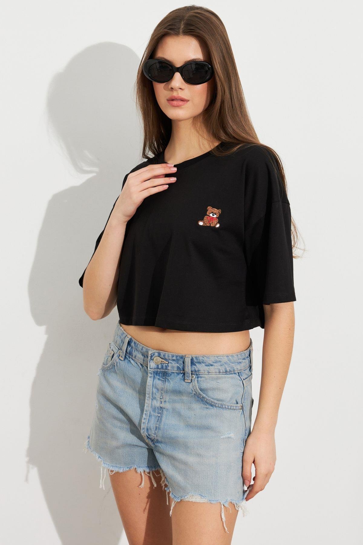 Kadın Siyah Ayıcık Nakışlı Crop T-Shirt ATS8700