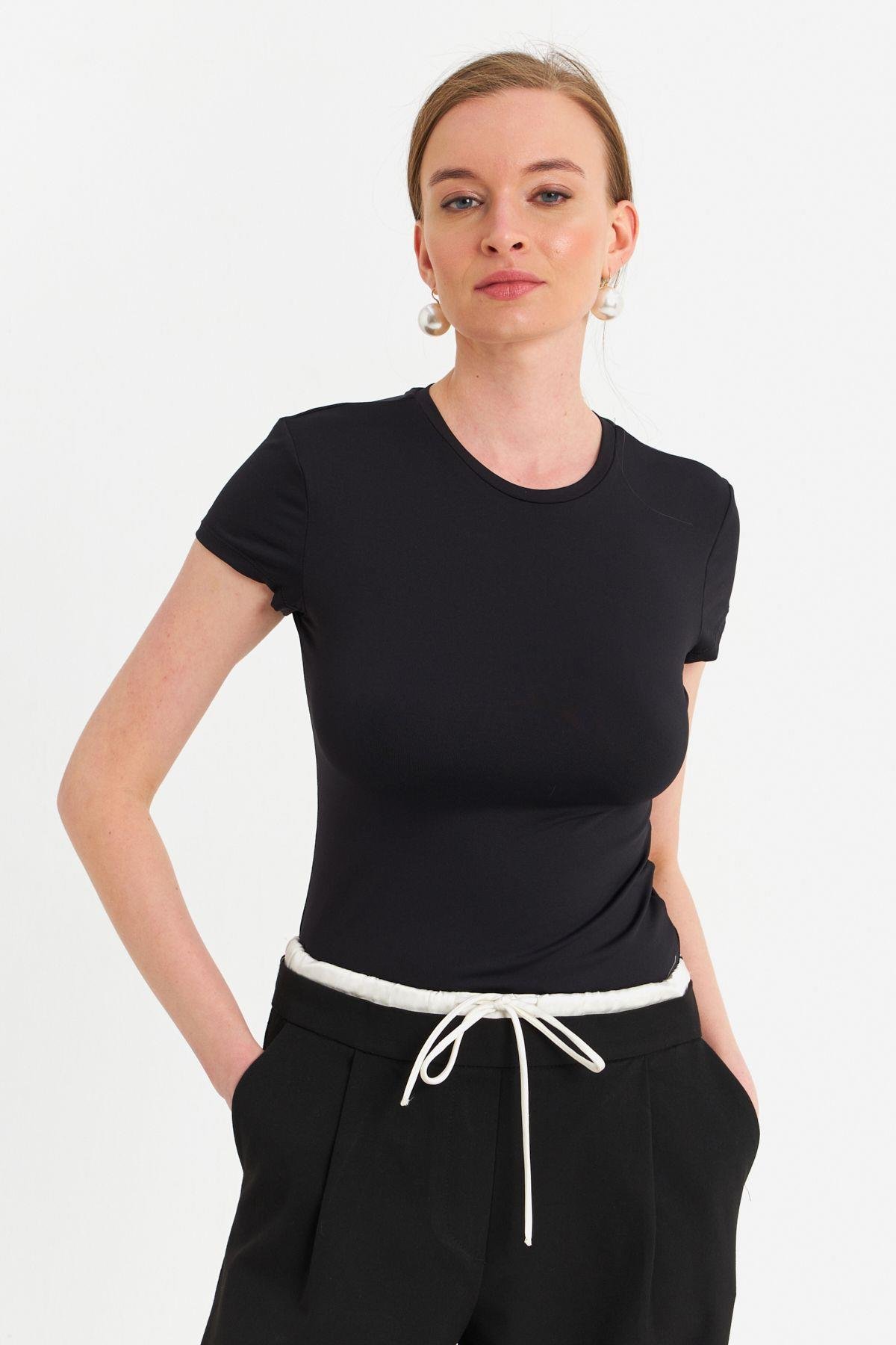 Kadın Siyah Basic T-Shirt FLS07