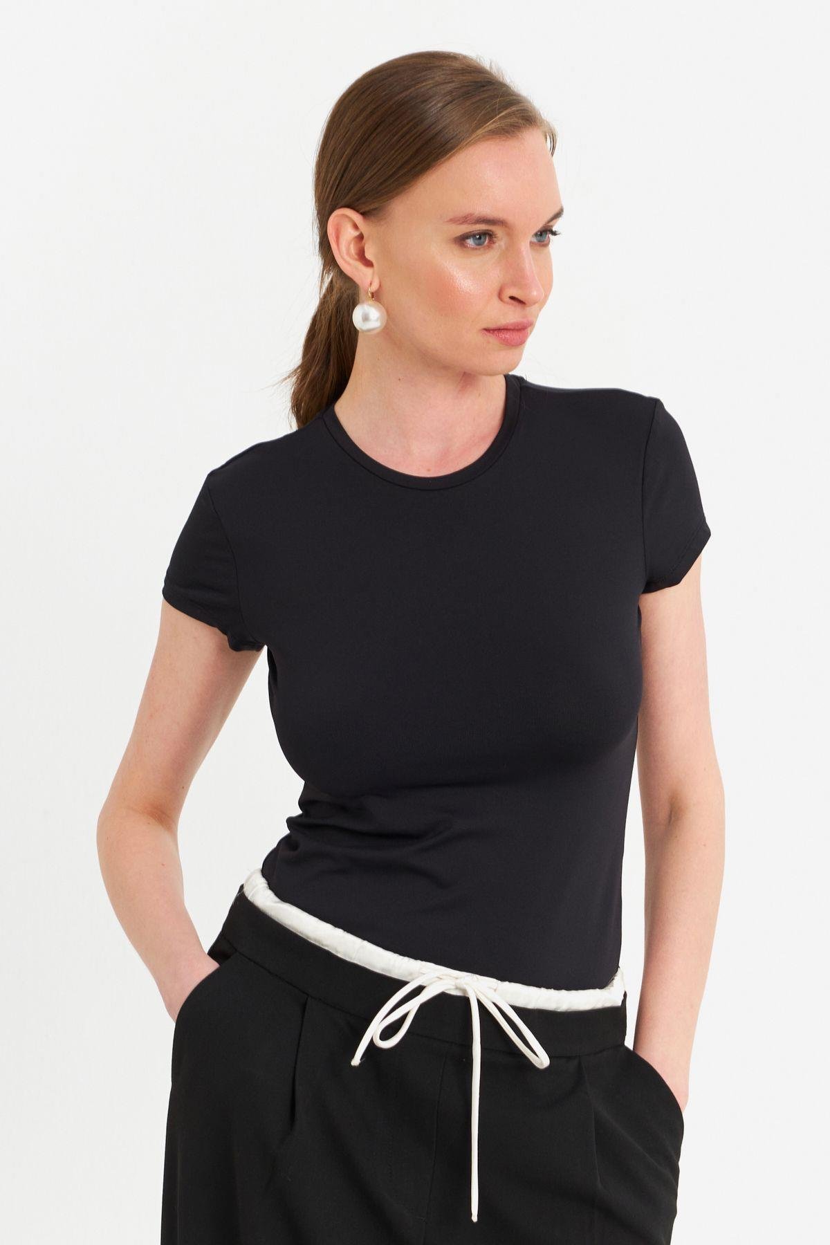 Kadın Siyah Basic T-Shirt FLS07