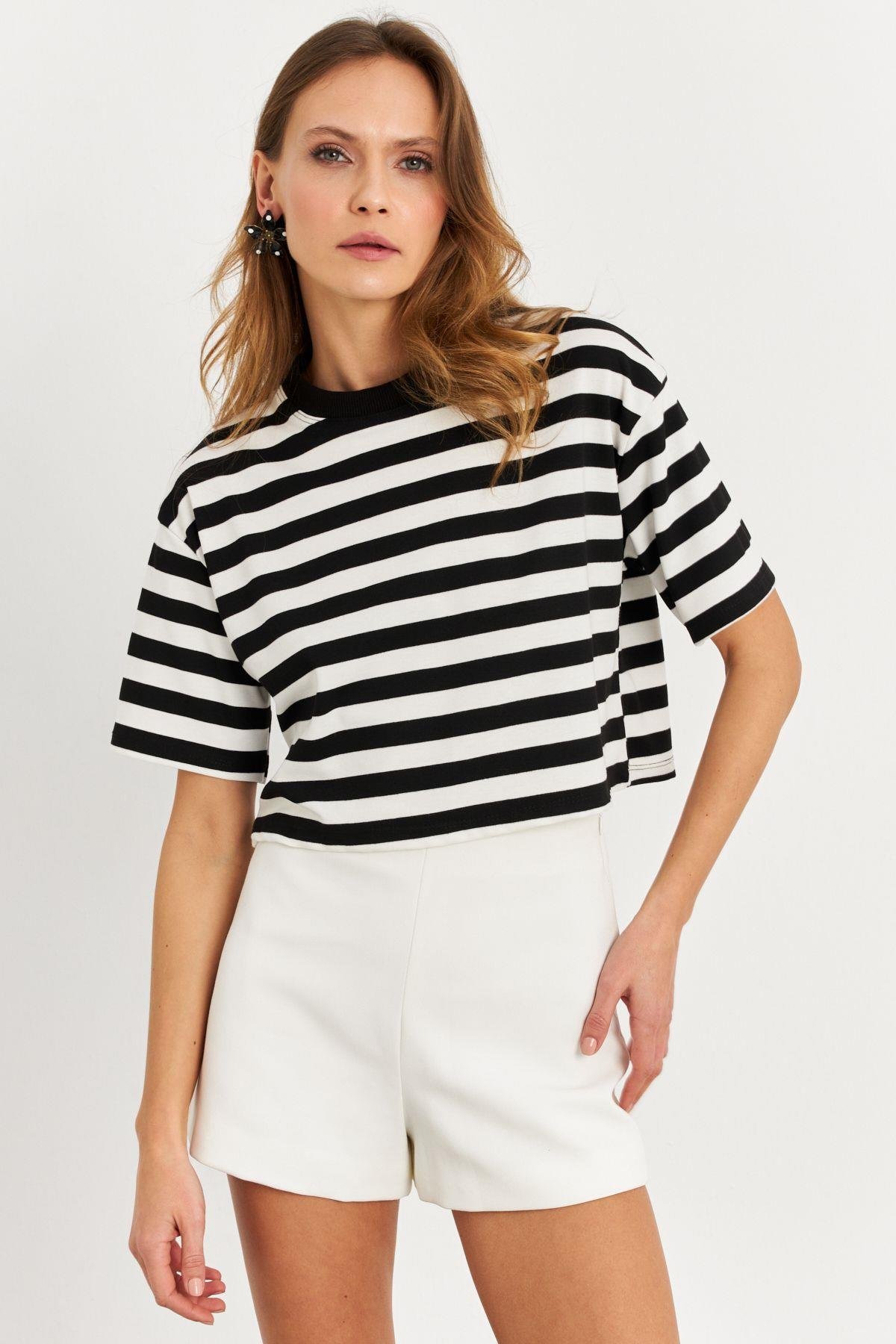 Kadın Siyah-Beyaz Çizgili Crop Bluz KY7145