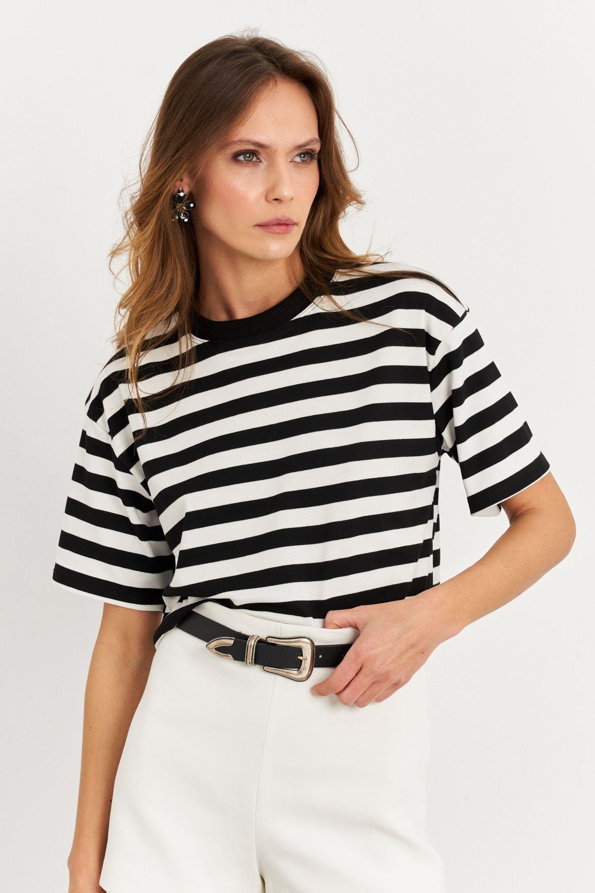 Kadın Siyah-Beyaz Çizgili Crop Bluz KY7145