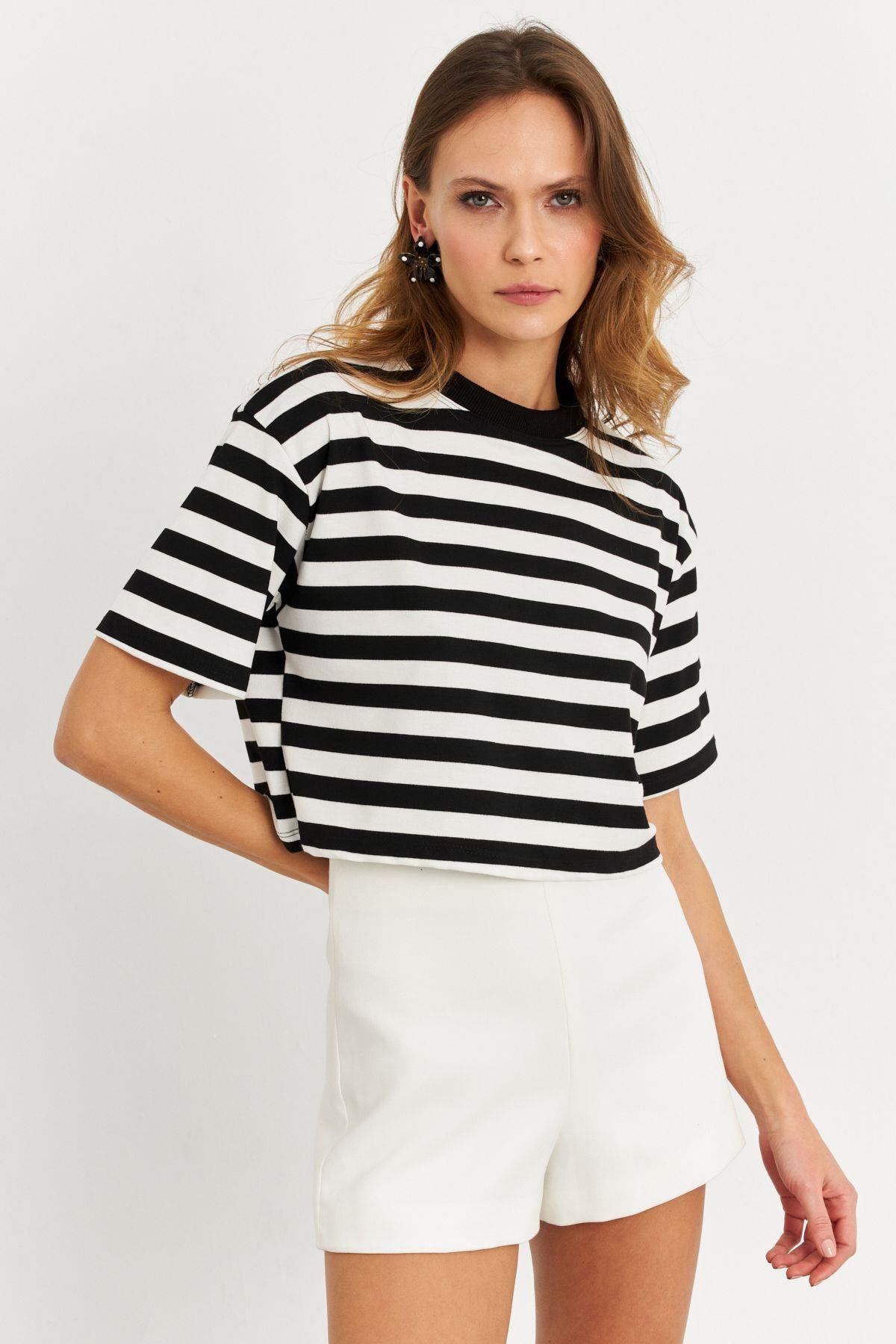 Kadın Siyah-Beyaz Çizgili Crop Bluz KY7145
