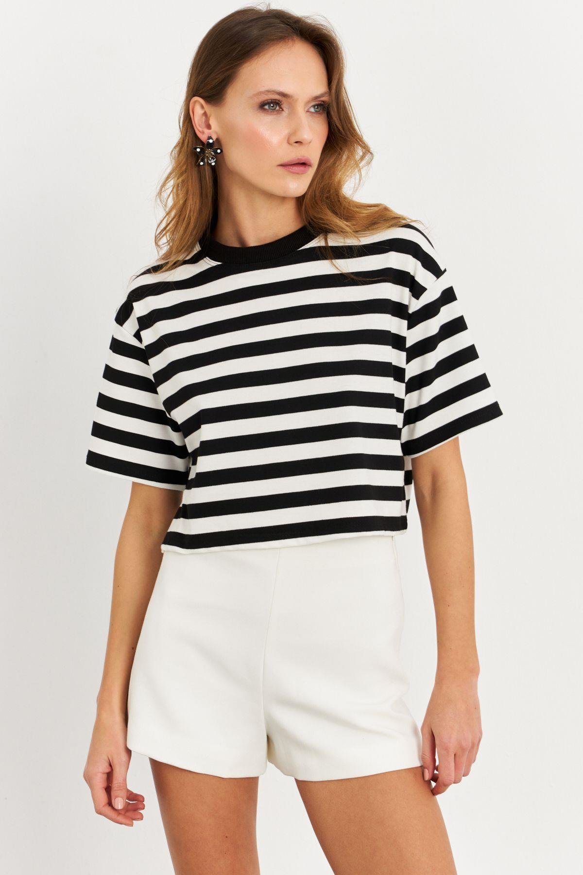 Kadın Siyah-Beyaz Çizgili Crop Bluz KY7145