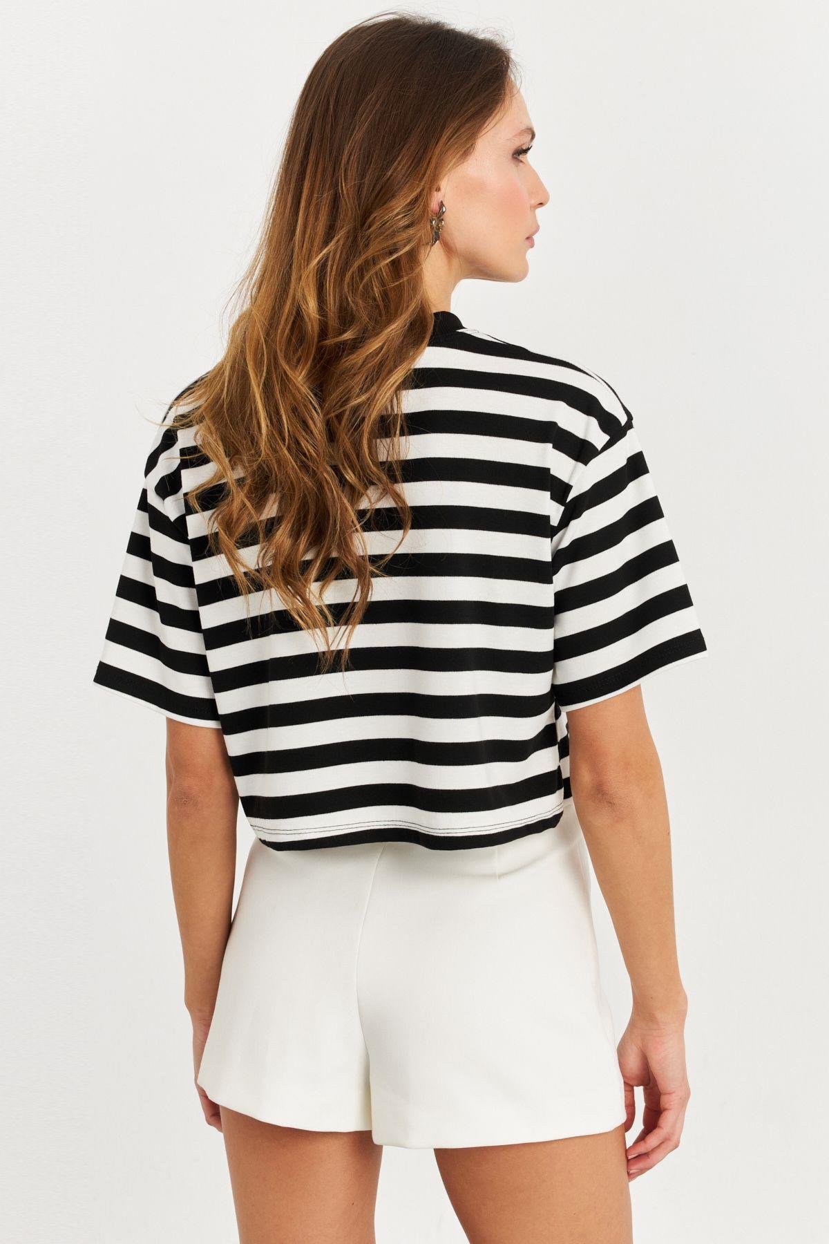 Kadın Siyah-Beyaz Çizgili Crop Bluz KY7145