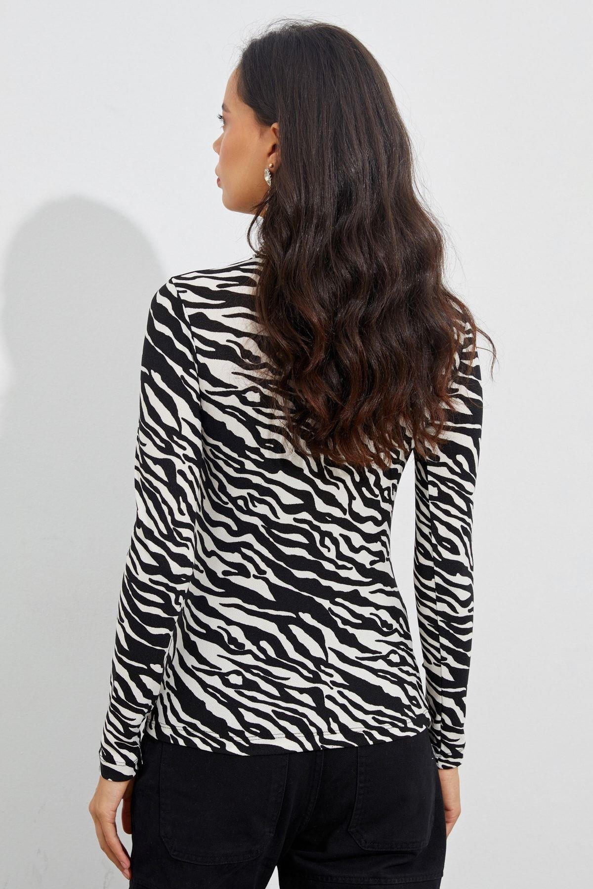 Kadın Siyah-Beyaz Zebra Desenli Balıkçı Bluz EY1524