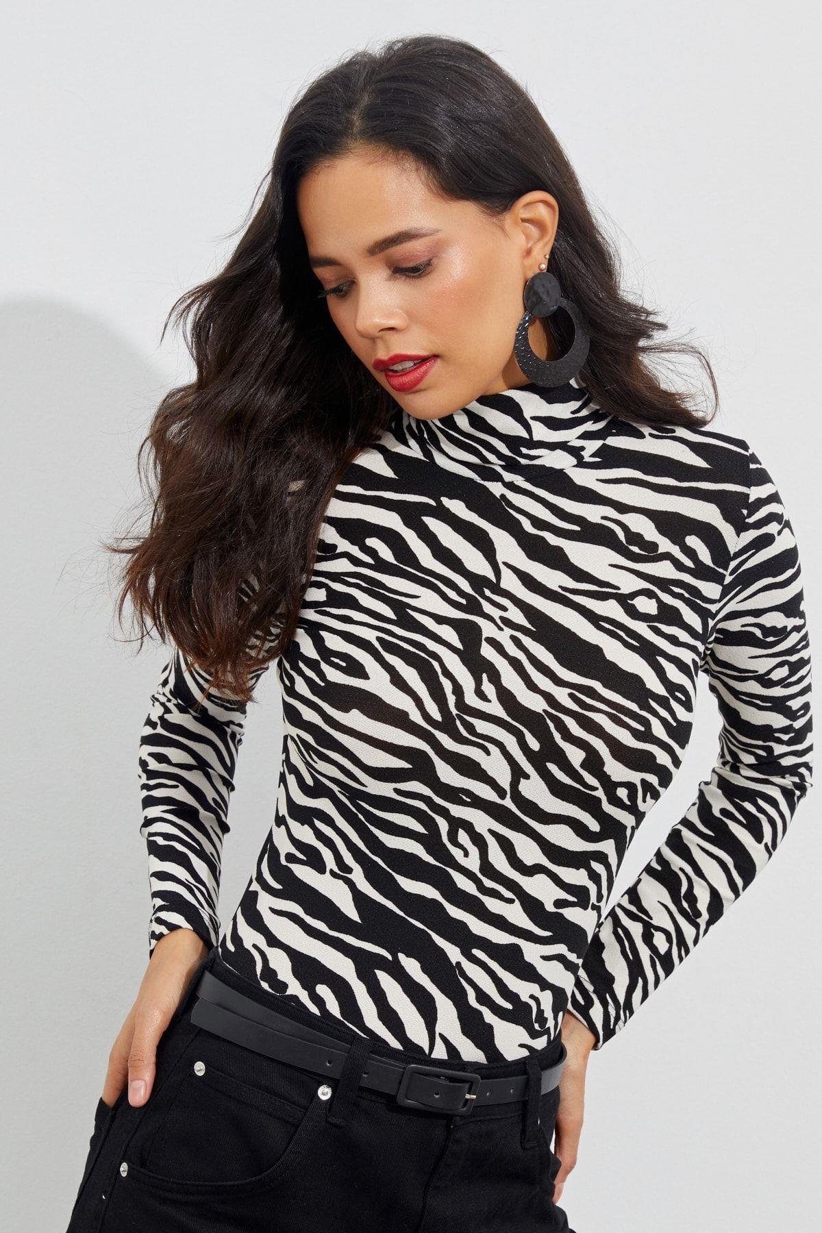 Kadın Siyah-Beyaz Zebra Desenli Balıkçı Bluz EY1524