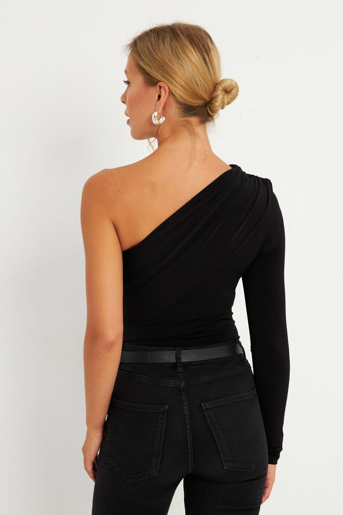 Kadın Siyah Çapraz Yaka Tek Kol Çıtçıtlı Body B5009