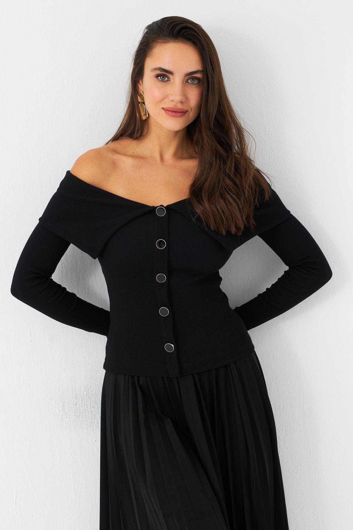 Kadın Siyah Düğme Detaylı Kaşkorse Bluz EY2985