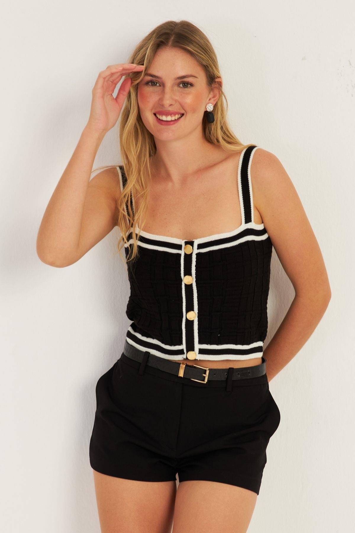 Kadın Siyah Düğme Detaylı Triko Crop Bluz MSS134