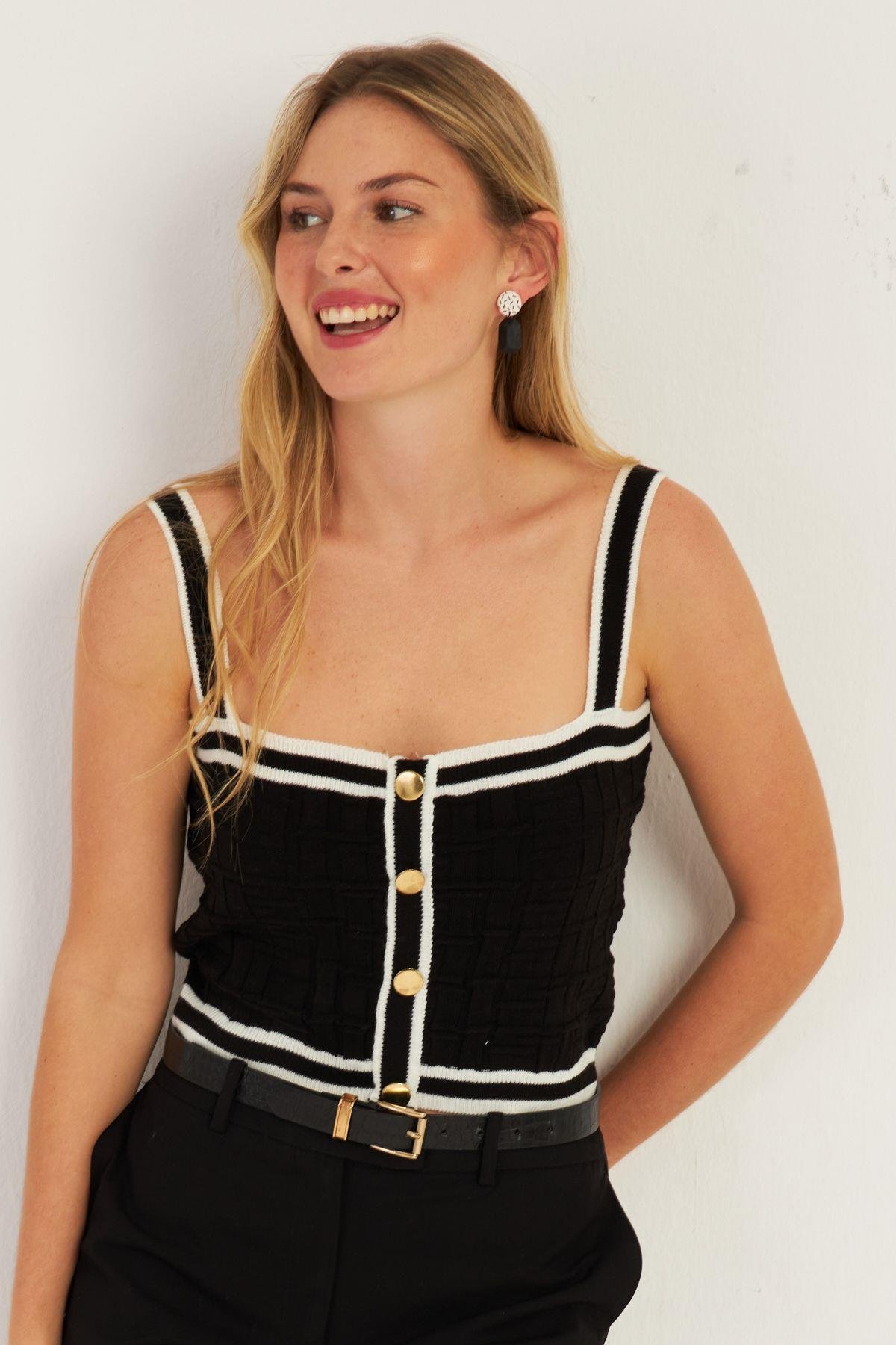 Kadın Siyah Düğme Detaylı Triko Crop Bluz MSS134