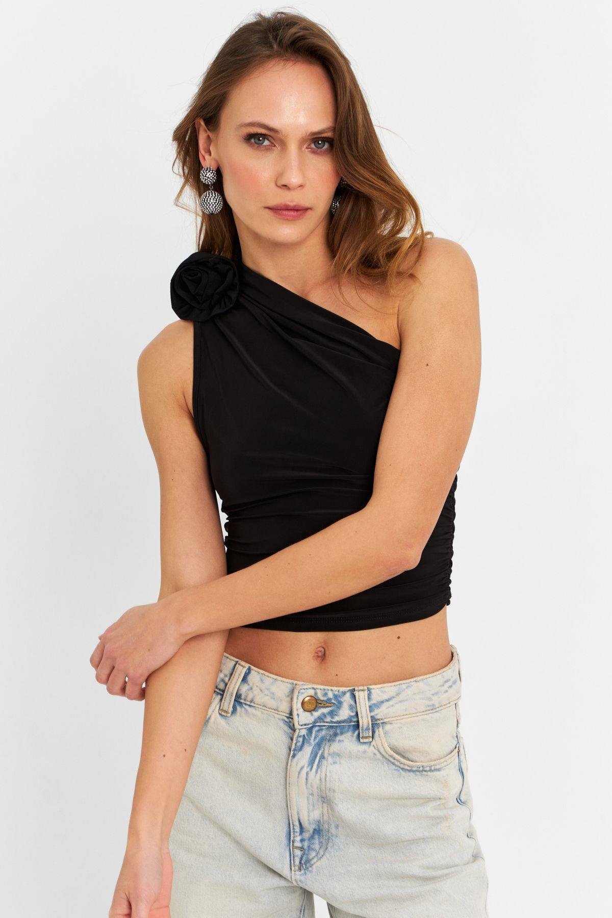 Kadın Siyah Gül Aksesuar Detaylı Crop Bluz ELT3925