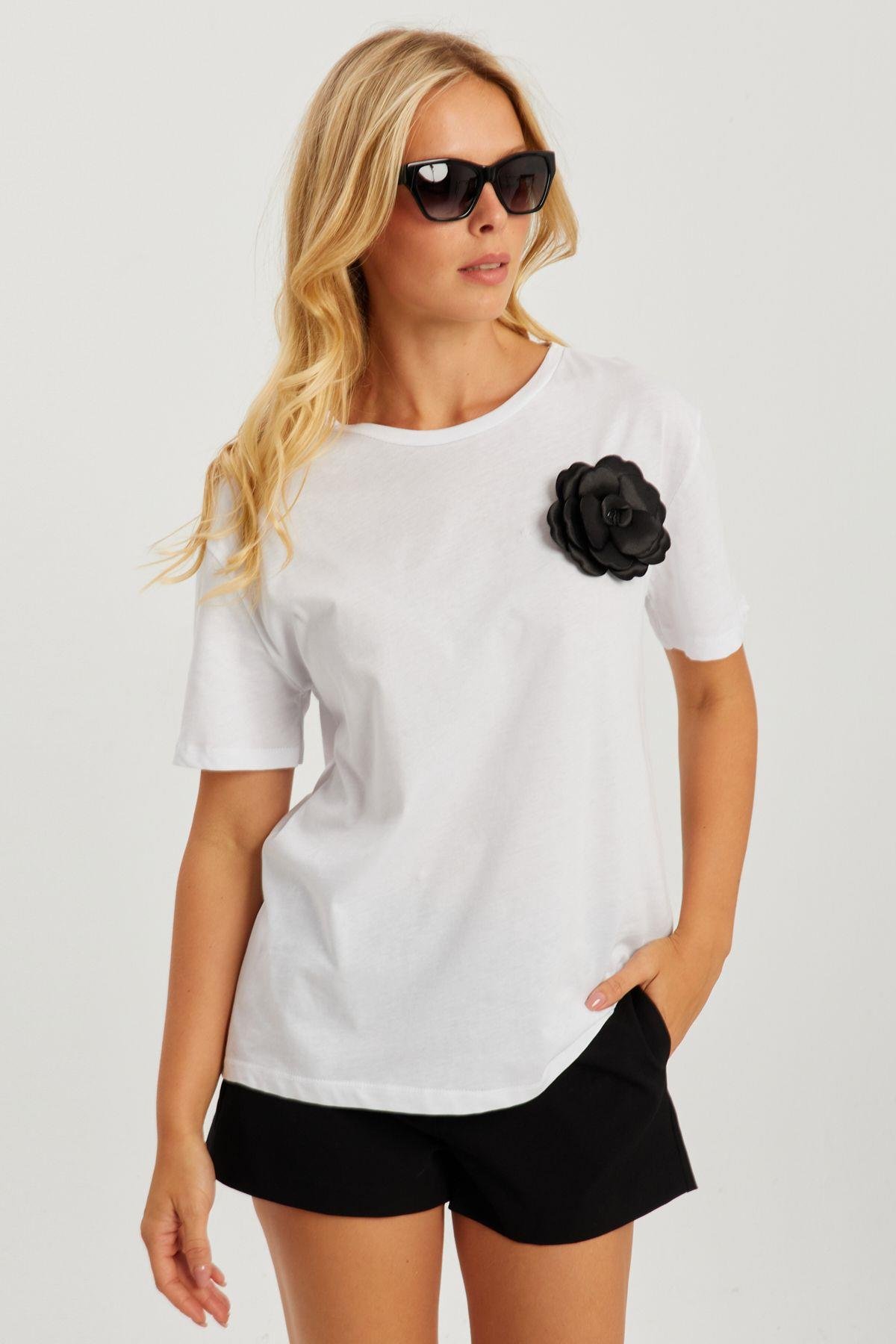 Kadın Siyah Gül Aksesuarlı T-Shirt SF12721