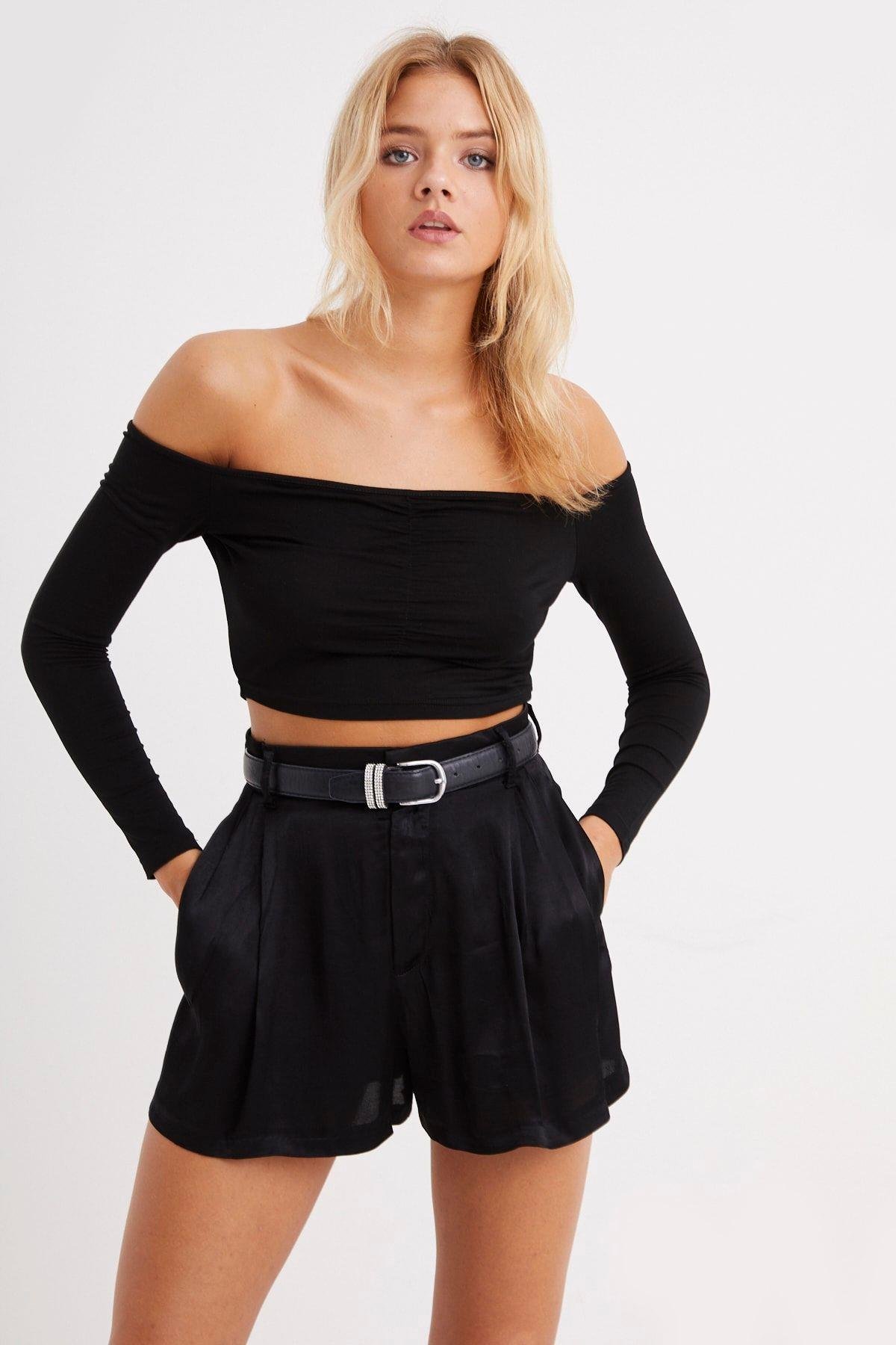 Kadın Siyah Madonna Yaka Önü Büzgülü Crop Bluz B153