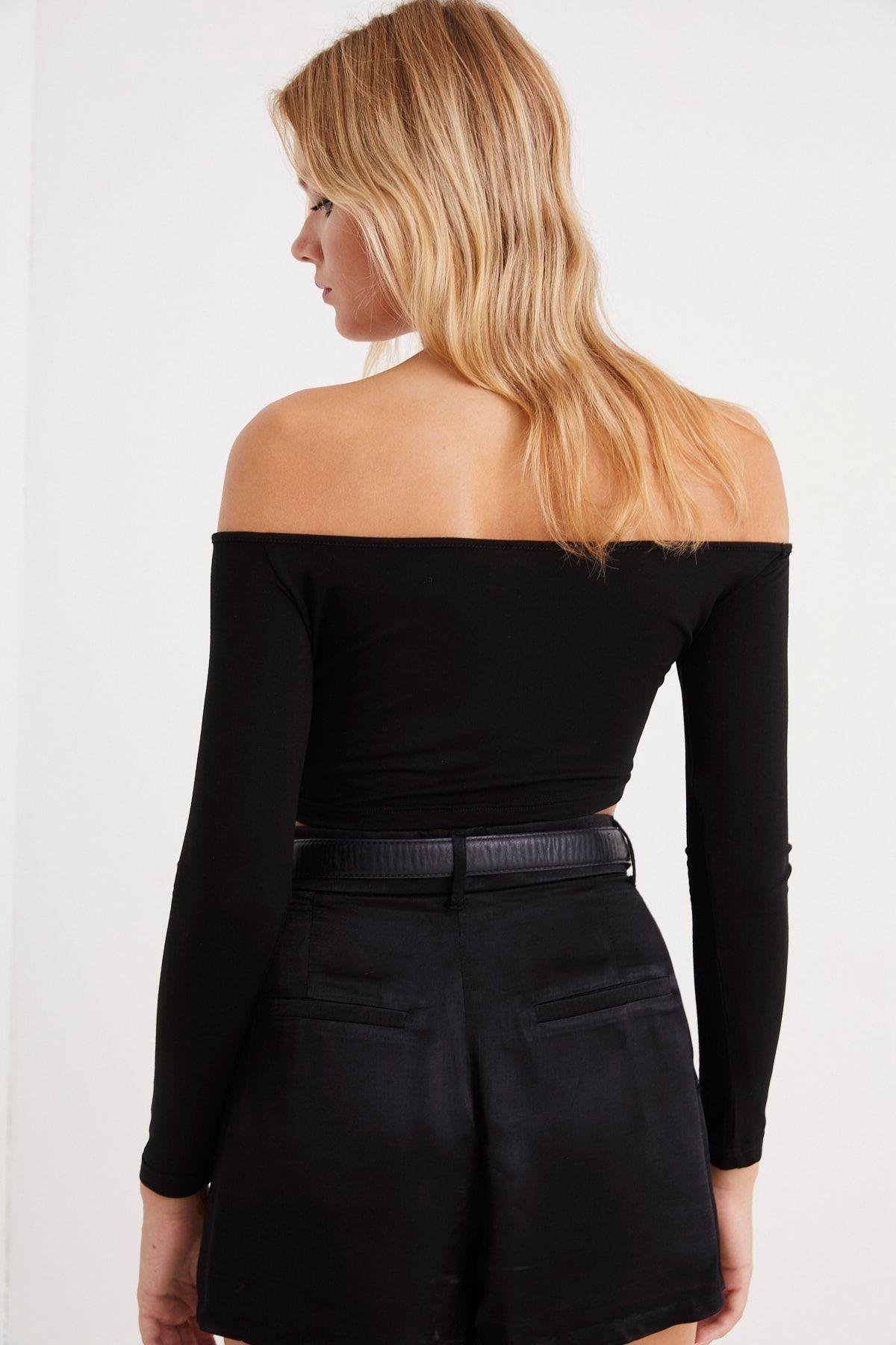 Kadın Siyah Madonna Yaka Önü Büzgülü Crop Bluz B153