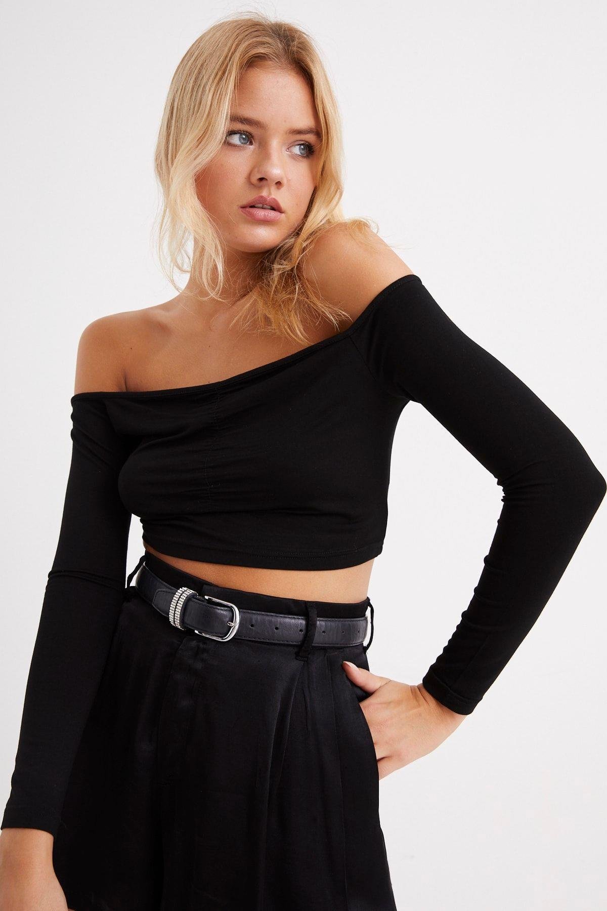 Kadın Siyah Madonna Yaka Önü Büzgülü Crop Bluz B153