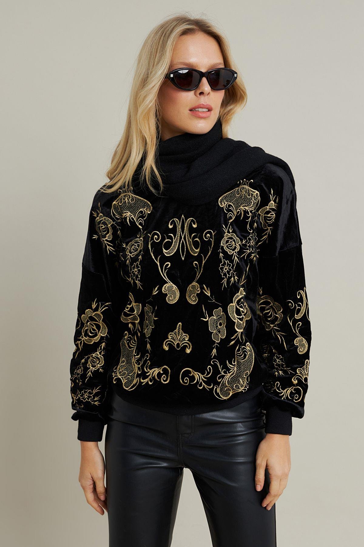 Kadın Siyah Nakışlı Kadife Sweatshirt MQS1229