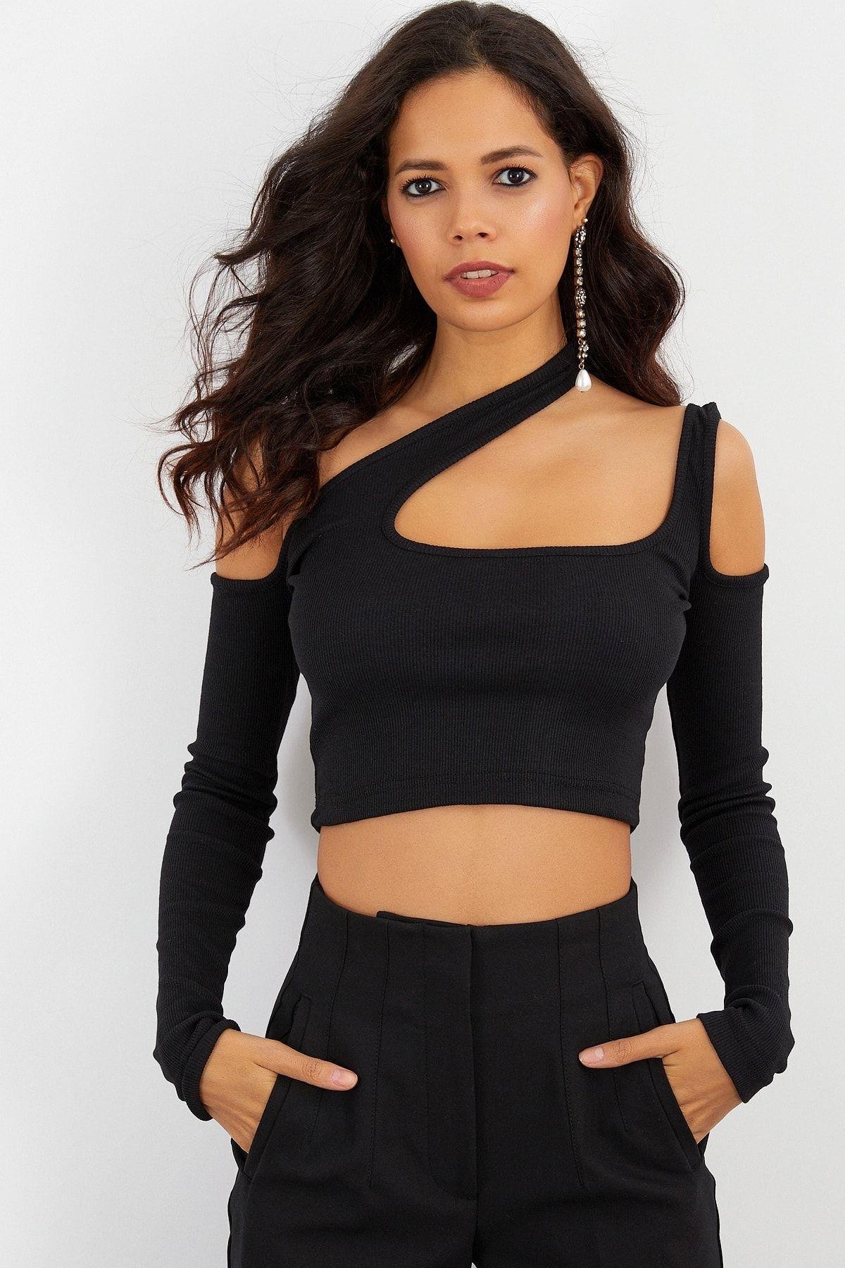 Kadın Siyah Omuzları Açık Kaşkorse Crop Bluz B1701