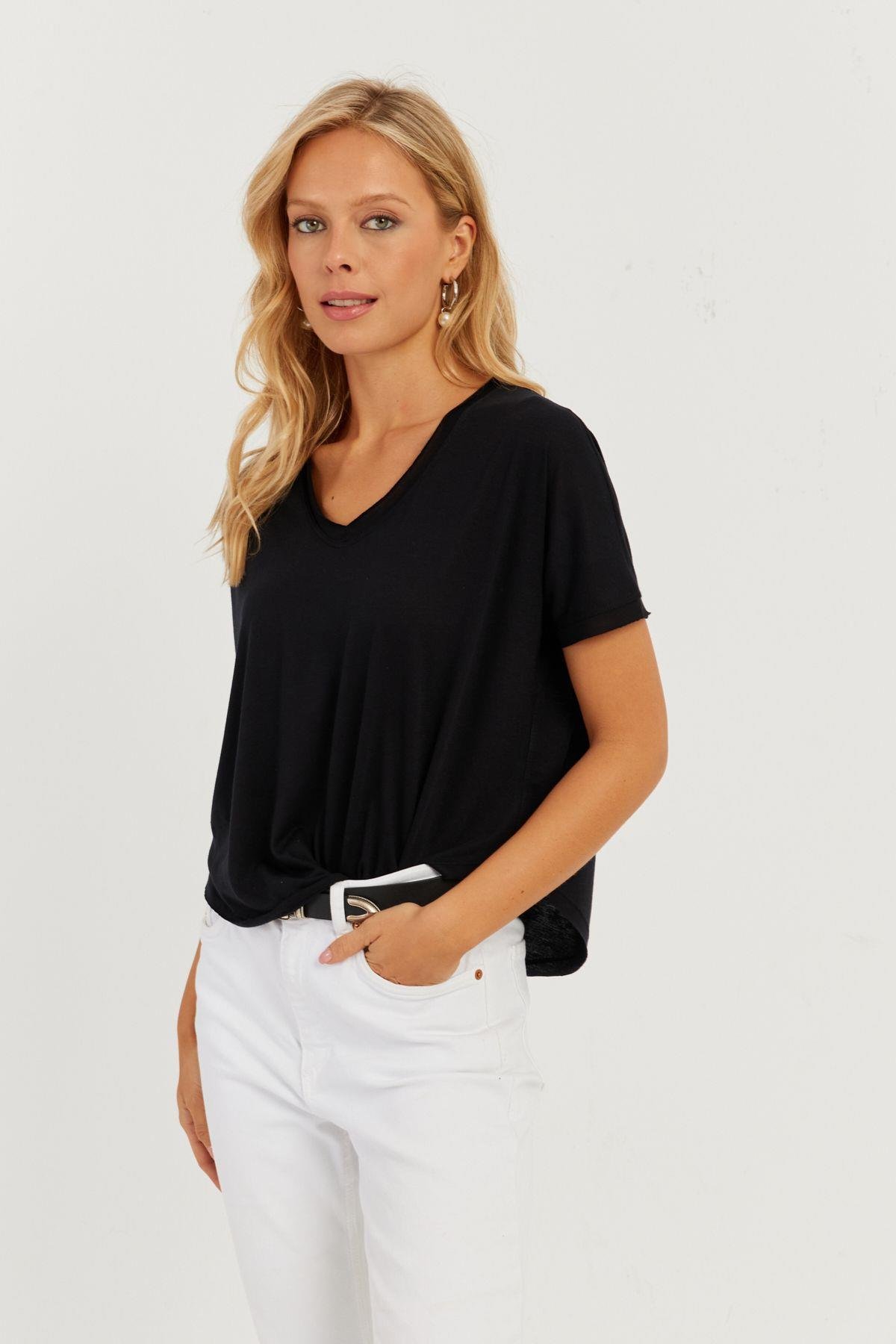 Kadın Siyah V Yaka Salaş T-Shirt LPP1271