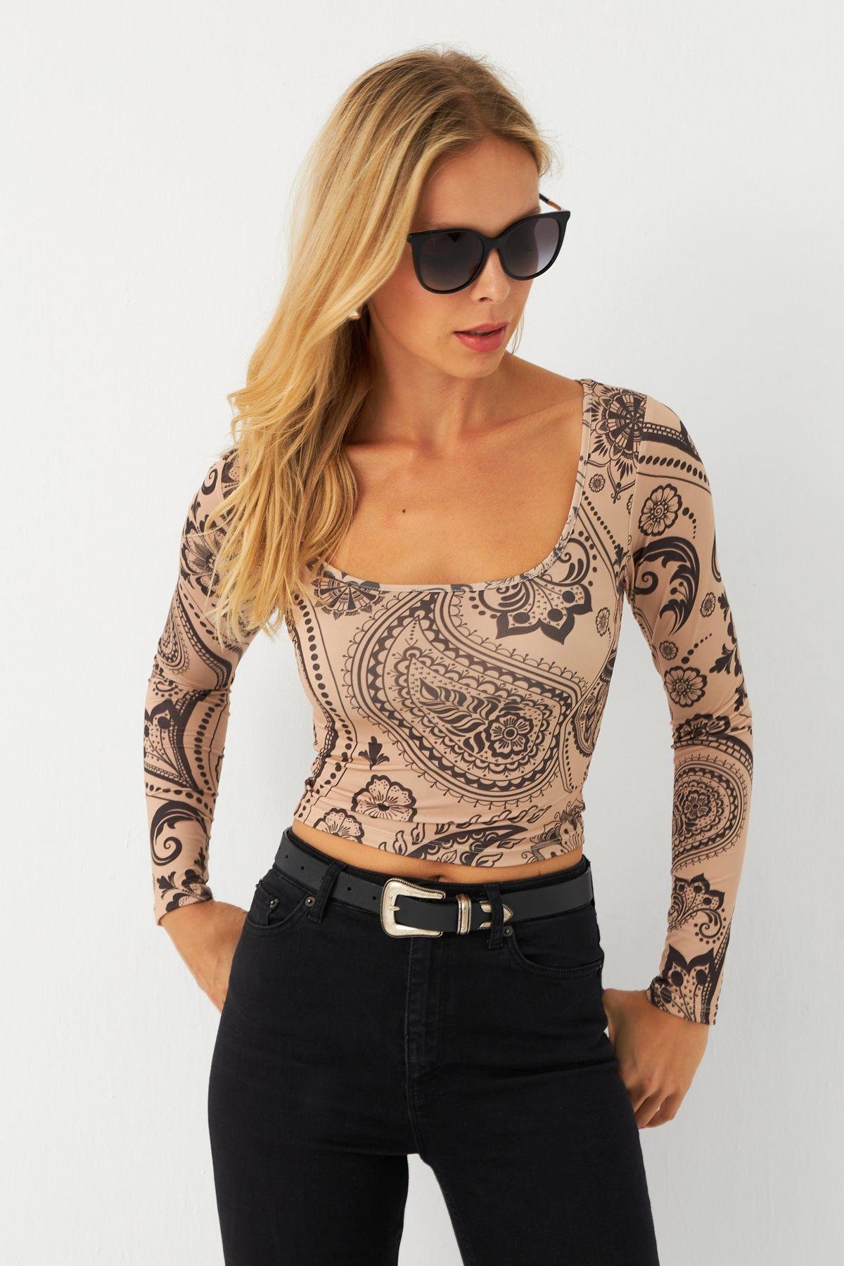 Kadın Vanilya-Siyah Kare Yaka Desenli Crop Bluz LİK13