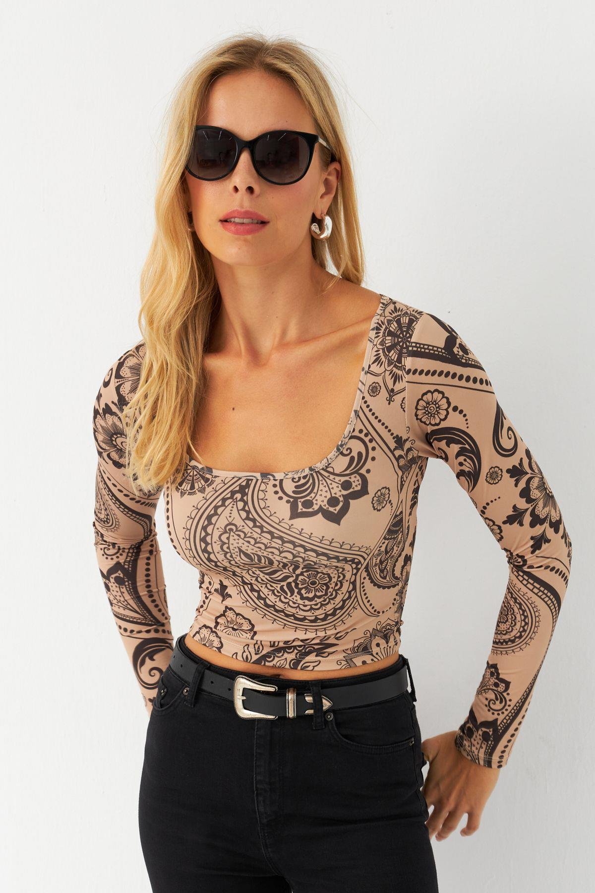 Kadın Vanilya-Siyah Kare Yaka Desenli Crop Bluz LİK13