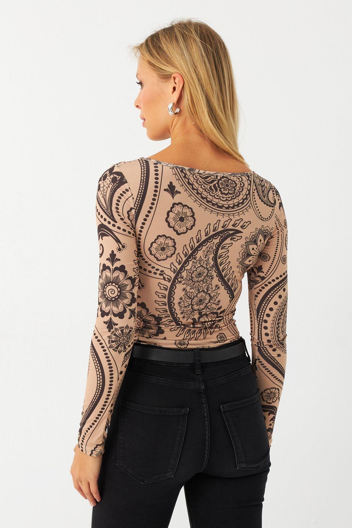 Kadın Vanilya-Siyah Kare Yaka Desenli Crop Bluz LİK13
