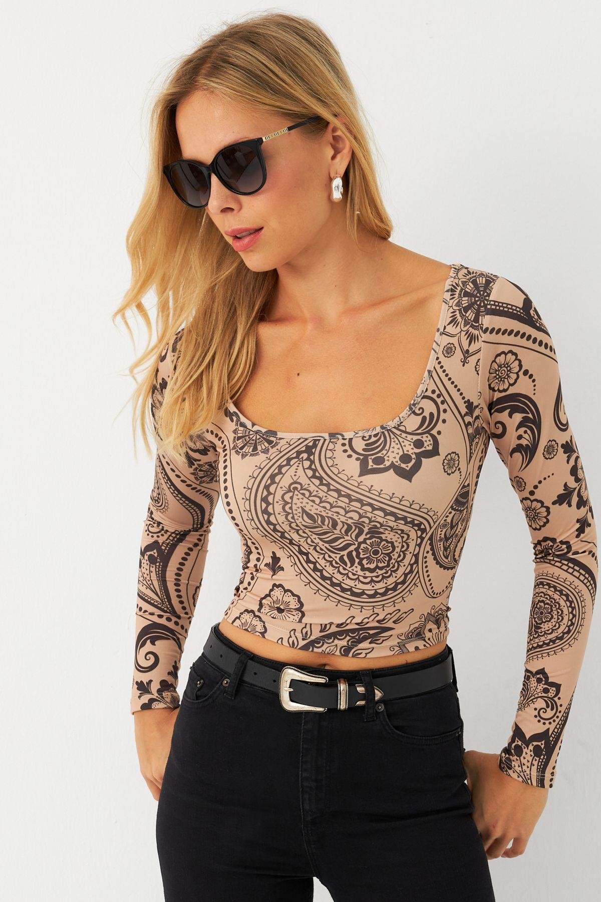 Kadın Vanilya-Siyah Kare Yaka Desenli Crop Bluz LİK13