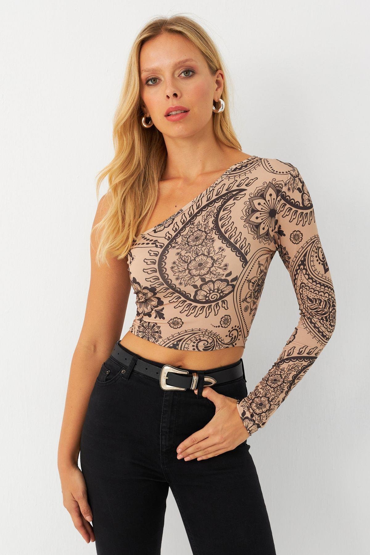 Kadın Vanilya-Siyah Tek Omuz Desenli Crop Bluz LİK14