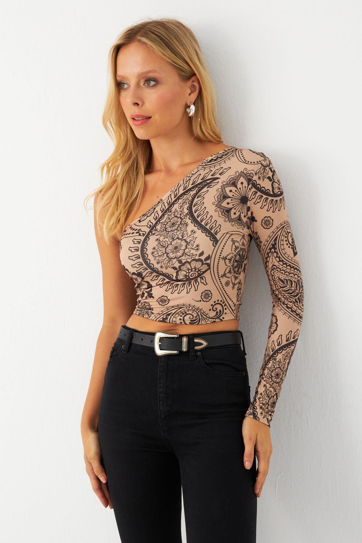 Kadın Vanilya-Siyah Tek Omuz Desenli Crop Bluz LİK14