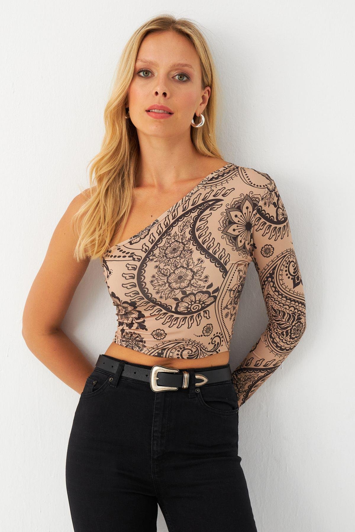 Kadın Vanilya-Siyah Tek Omuz Desenli Crop Bluz LİK14