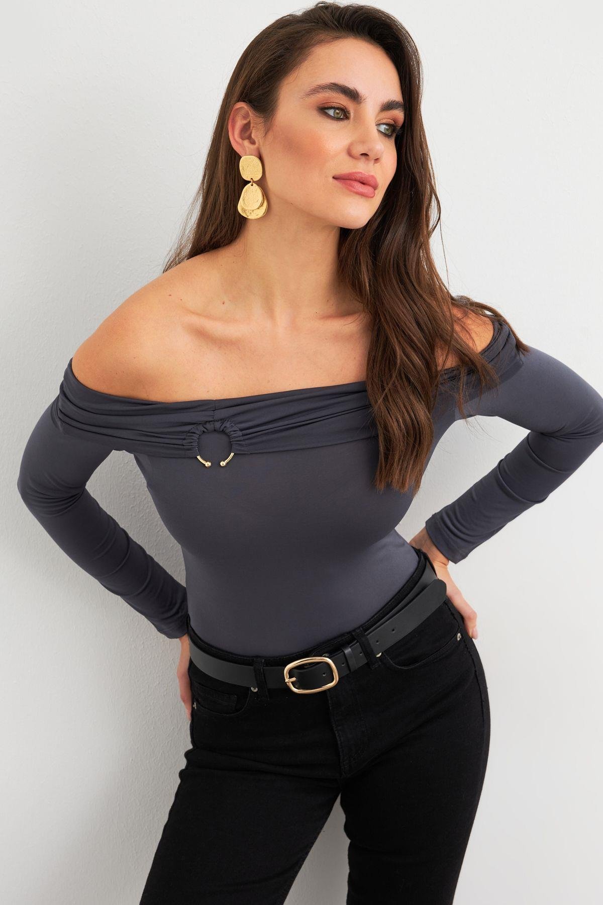 Kadın Vizon Halka Aksesuarlı Madonna Yaka Crop Bluz RLO3043