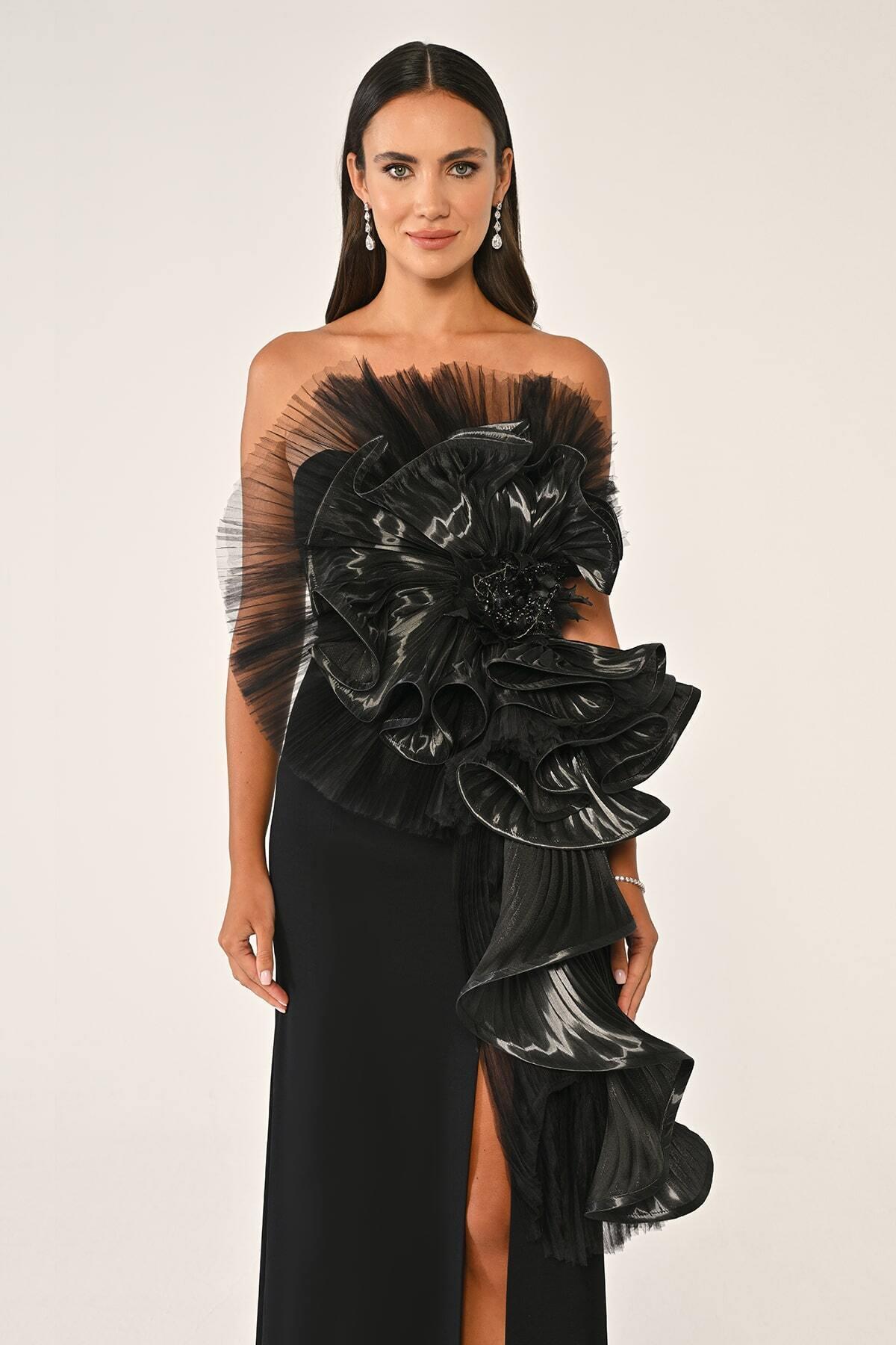 KADIN ABİYE SİYAH STRAPLEZ YIRTMAÇLI ORGANZE PLİSELİ TÜL DETAYLI  ŞIK GECE ABİYE ELBİSESİ