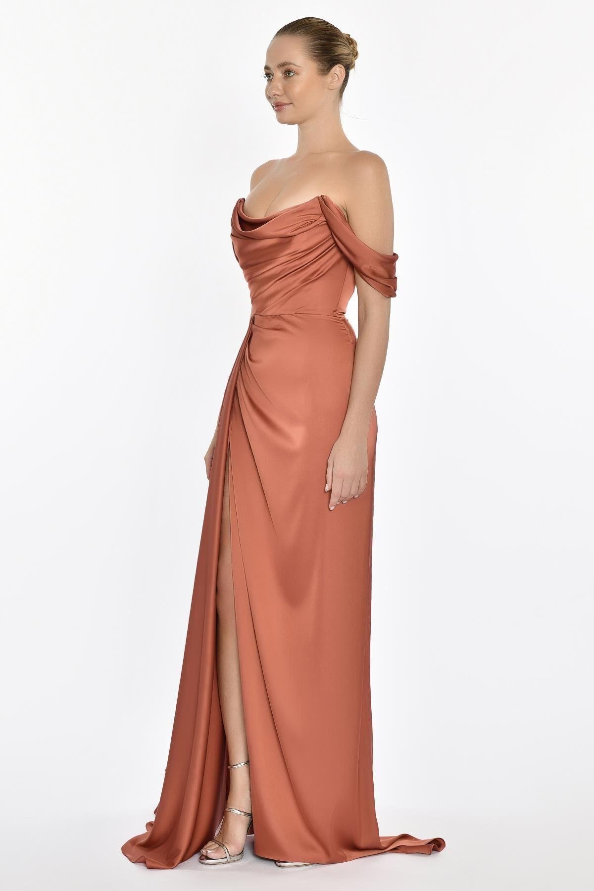 Kadın Düşük Omuz Yandan Yırtmaçlı Saten Uzun Bakır Abiye & Mezuniyet Elbisesi AB5649-BAK