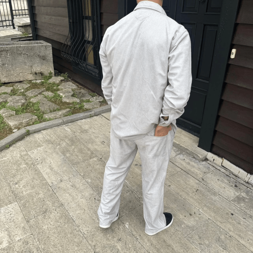 Erkek Kadife Oversize Takım – Gömlek Ve Pantolon İkili Set Füme Corduroy Şıklığı, Rahat Ve Zarif Duruş Yumuşak Dokulu Kadife Kumaş, Düğmeli Gömlek Üst Ve Lastikli Pantolon Alt Parça Ile Gün Boyu Konfor- Gri