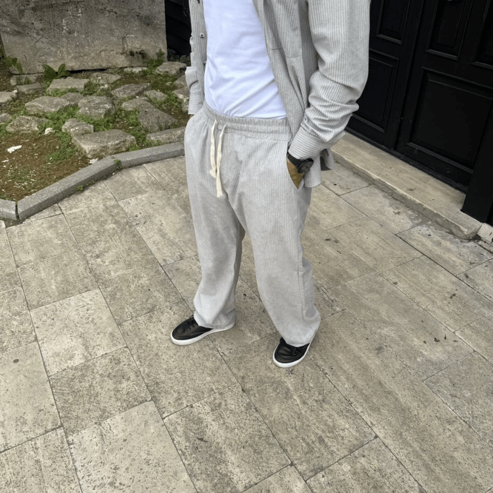 Erkek Kadife Oversize Takım – Gömlek Ve Pantolon İkili Set Füme Corduroy Şıklığı, Rahat Ve Zarif Duruş Yumuşak Dokulu Kadife Kumaş, Düğmeli Gömlek Üst Ve Lastikli Pantolon Alt Parça Ile Gün Boyu Konfor- Gri